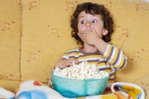 Child_eating_popcorn